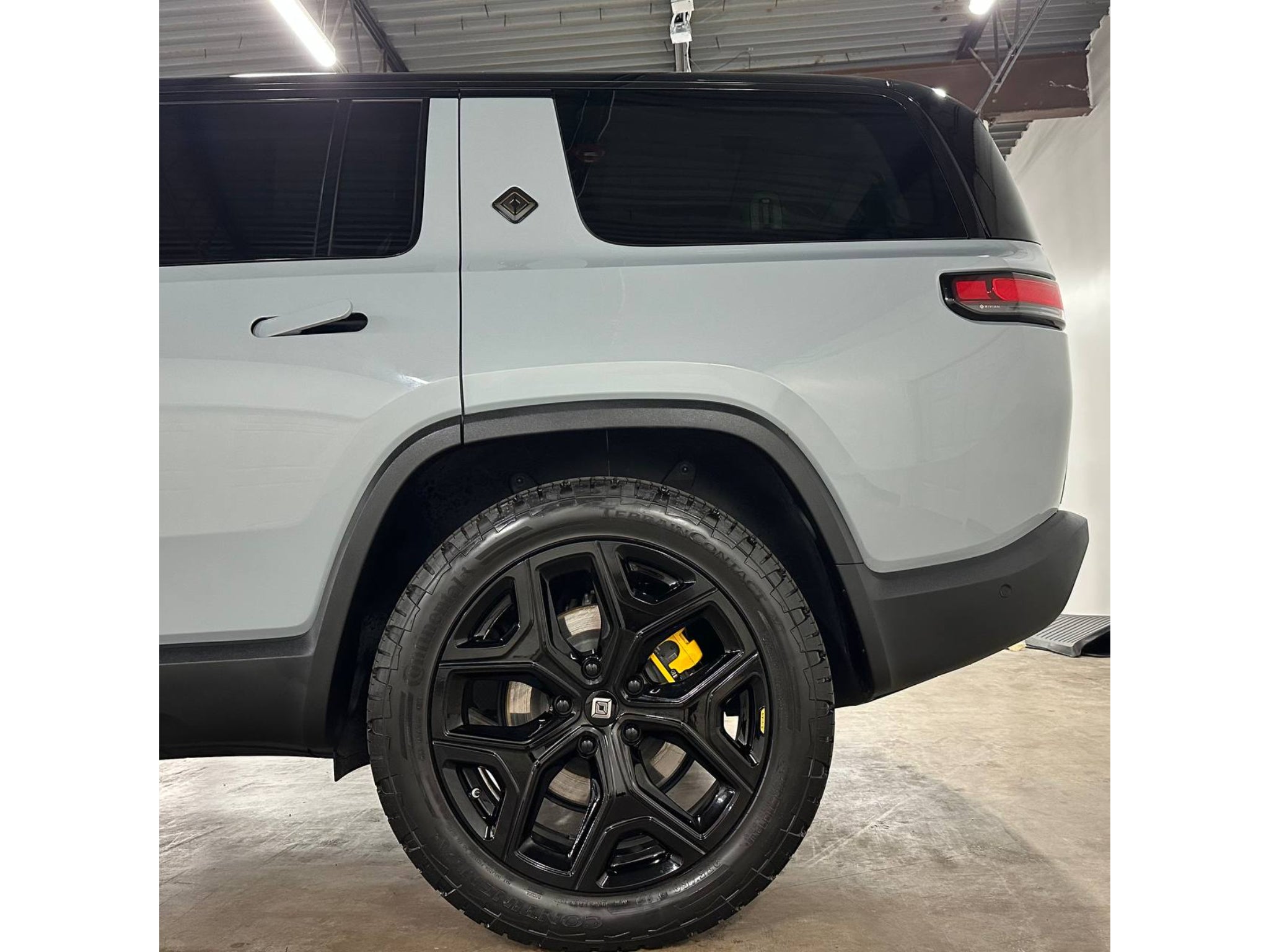 2023 Rivian R1S Adventure DUAL-Motor